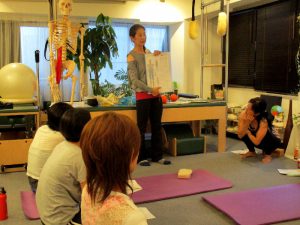trainer studymeeting pilates yoga instructor Fascia breath hip joint foot knee shoulder movement トレーナー　勉強会 ピラティス ヨガ インストラクター 筋膜 呼吸 脊柱 背骨 股関節 足関節 膝関節 肩関節 解剖 ムーブメント