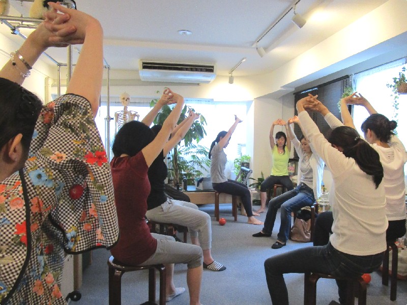 スタジオ 2周年 イベント Tomokoi 写真 骨盤 脊柱 肩関節 ピラティス 筋膜 Studio Lesson Pilates Photo